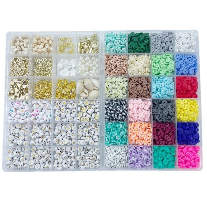 Das Fashiongirl Clay Beads / Heishi Beads Bohemian Kit ist ein 6000-teiliges KREA-DIY-Schmuckset mit verschiedenen bunten Perlen, Gold- und Silberbeschlägen und Buchstabenperlen in einem Kunststoff-Organizer – ideal für die kreative Schmuckherstellung.