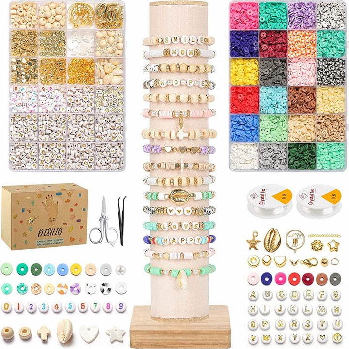 Das Fashiongirl Clay Beads / Heishi Beads Bohemian Kit (KREA DIY Jewellery Kit) enthält 6000 verschiedene Perlen, Anhänger, Buchstabenperlen, Schnurspulen, Scheren, farbenfrohe Schmuckmuster auf Ausstellungsständern, Aufbewahrungsboxen und eine Produktbox.