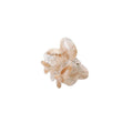 Die SOHO Hara Mini Hair Claw in Clay von SOHO ist ein durchscheinender beigefarbener Kunststoffring mit einer abstrakten, blumenähnlichen Anordnung aus glatten, abgerundeten Blütenblättern, die an eine Mini-Haarklammer erinnert, dargestellt auf einem schlichten weißen Hintergrund.