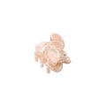 Die SOHO Hara Mini Hair Claw in Cloud Pink von SOHO ist ein kleines, glänzendes, elefantenförmiges Haaraccessoire, das einer Figur ähnelt und auf einem weißen Hintergrund präsentiert wird.