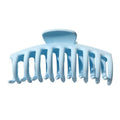 Die SOHO Kana Hair Claw in Hellblau verfügt über breite, gebogene Zinken für einen starken Halt und eignet sich für alle Haartypen. Abgebildet vor weißem Hintergrund.