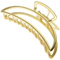 Die SOHO Lyra Large Metal Hair Claw in Gold verfügt über ein gebogenes, offenes Design mit ineinandergreifenden Zinken – ideal zum Fixieren eines messy buns oder zum Stylen eleganter Frisuren.