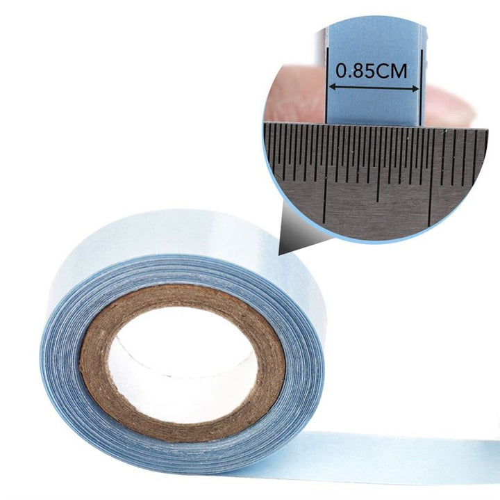 Eine Rolle Fashiongirl Strong Double Sided Tape for Hair Extension (2,7 m) wird abgewickelt, mit einer Einblendung, die die Breite des Klebebands von 0,85 cm mit einem Lineal zeigt.