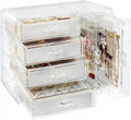 Der UNIQ Acryl-Schmuckorganizer (SF 1142) verfügt über vier mit Samt ausgekleidete Schubladen für Ringe und kleine Gegenstände sowie zwei Ohrringhalter zum Aufhängen von Schmuck. Vor einem weißen Hintergrund bietet er eine übersichtliche und organisierte Aufbewahrung für Ihre Accessoires.